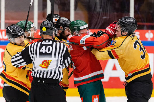 Filip Johansson of Frölunda and Oscar Engsund of Luleå