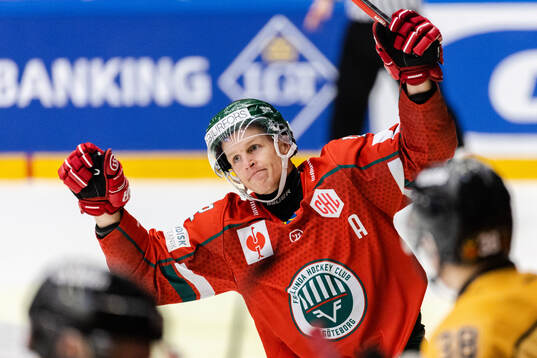Max Friberg of Frölunda celebrates the 2-2 goal
