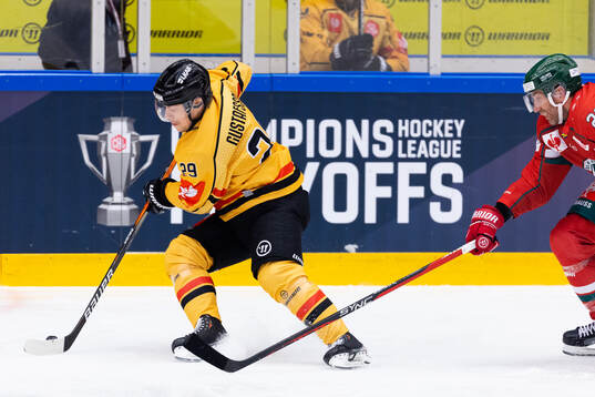 Erik Gustafsson of Luleå  and Joel Lundqvist of Frölunda