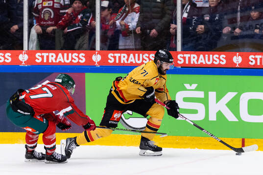 Jere Innala of Frölunda  and Linus Fröberg of Luleå