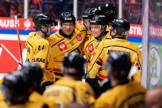 Joonas Rask of Luleå  celebrates scoring 1-2 with team