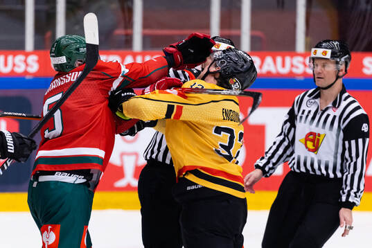 Filip Johansson of Frölunda  and Oscar Engsund of Luleå
