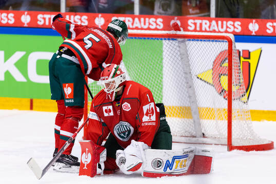 Goalkeeper Lars Johansson of Frölunda look dejected