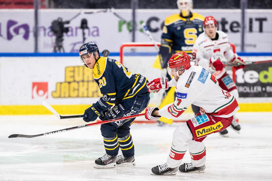 Södertäljes Nikola Pasic och Modos Pontus Näsen