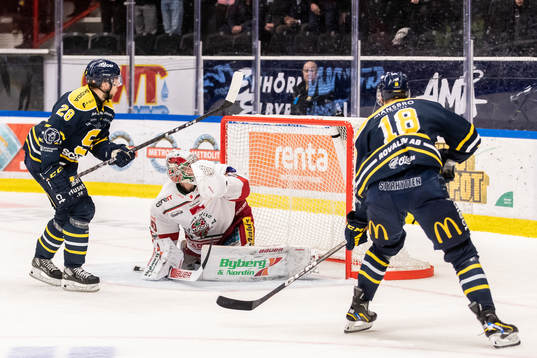 Södertäljes Emil Alba och Linus Videll med en målchans