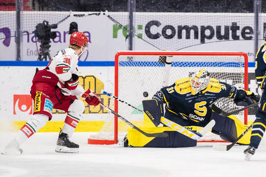 Modos Sebastian Ohlsson och Södertäljes målvakt Nikita