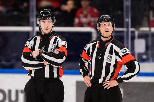 Domarna Oscar Niklasson och Andreas Harnebring
