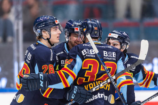 Djurgårdens Daniel Brodin jublar med lagkamrater