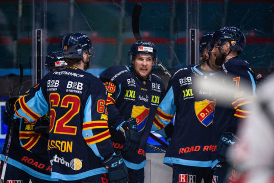 Djurgårdens Fredrik Forsberg jublar med lagkamrater