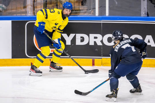 Isabelle Leijonhielm of Sweden and Sinna Varjonen of Finland