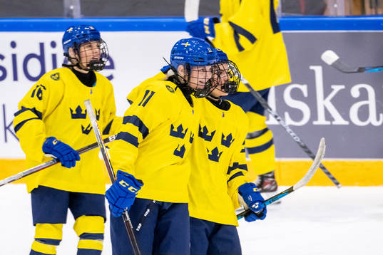 Ella Hellman celebrate with Emma Rehn of Sweden