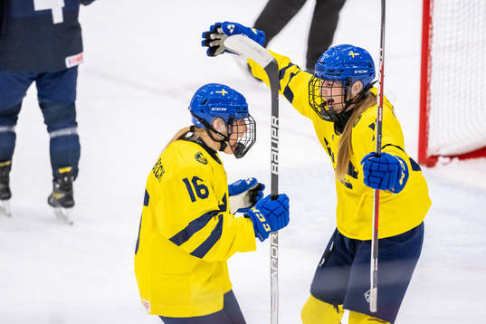 Ella Hellman celebrate with Emilia Bergeby Hallbeck of