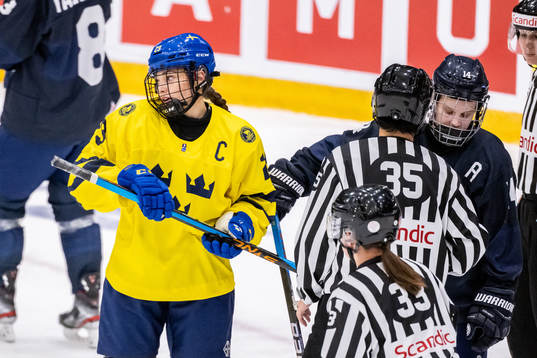 Stella Lindell of Sweden and Kerttu Lehmus of Finland
