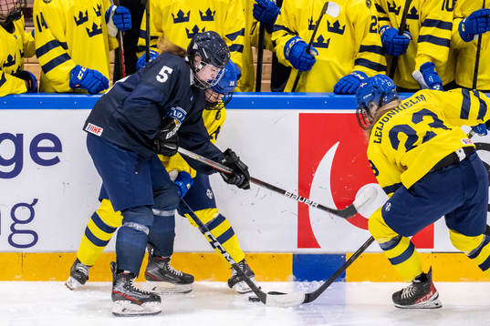 Nella Berg of Finland against Sara Lindqvist and Isabelle