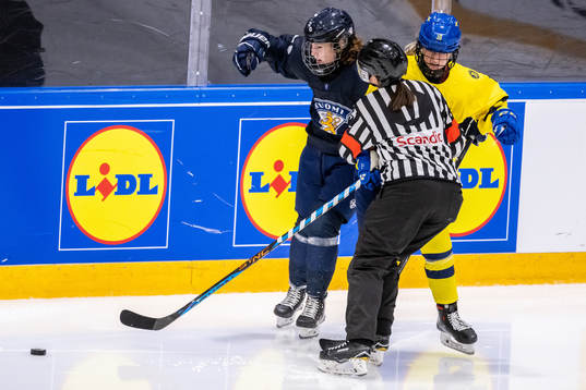 Sofia Kari of Finland and Hilda Svensson of Sweden collides