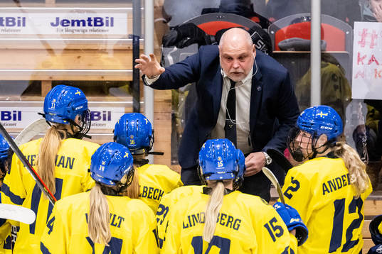 Assistant coach Ulf Hall of Sweden