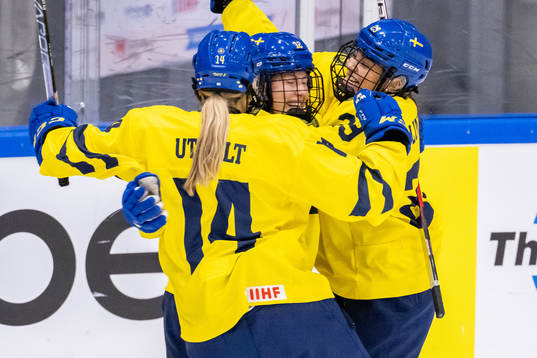 Stina Andersson celebrate with Tilde Utbult and Isabelle