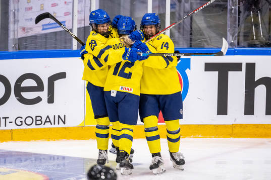 Stina Andersson celebrate with Stella Lindell and Tilde