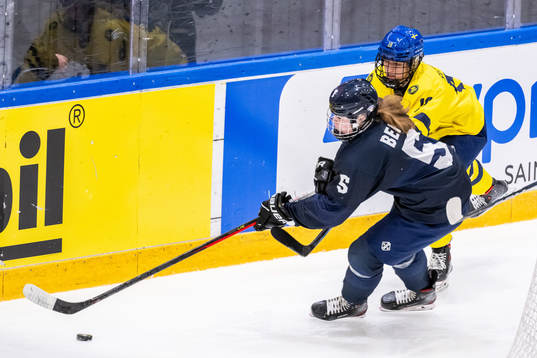 Nella Berg of Finland and Hilda Svensson of Sweden