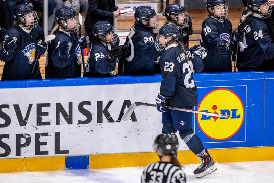 Erica Korhonen of Finland celebrate