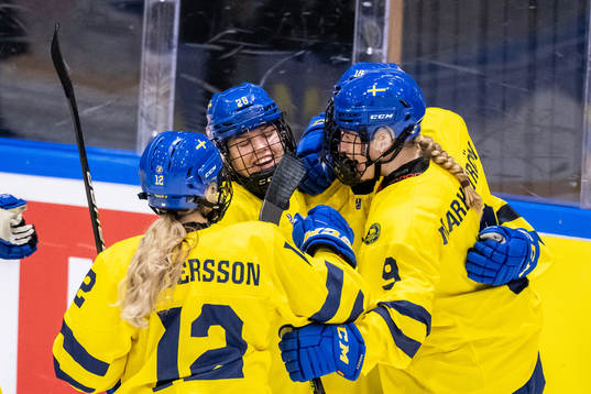 Moa Gustafsson of Sweden celebrate