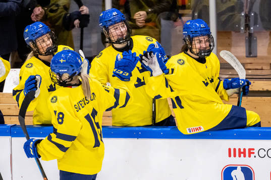Hilda Svensson celebrate with Mira Hallin, Isabelle