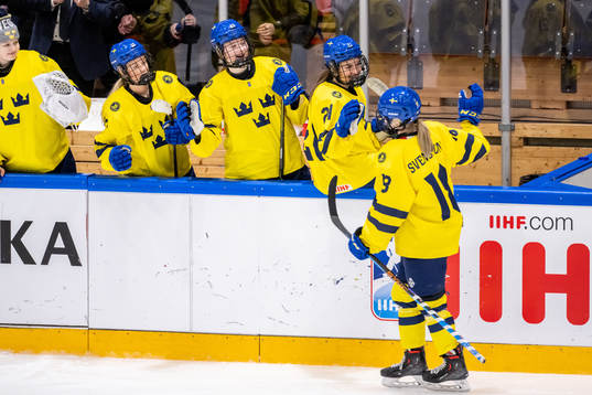 Hilda Svensson celebrate with Mira Hallin, Isabelle