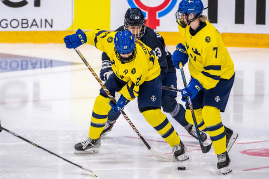 Ebba Hedqvist and Maja Ålenius of Sweden against Erica