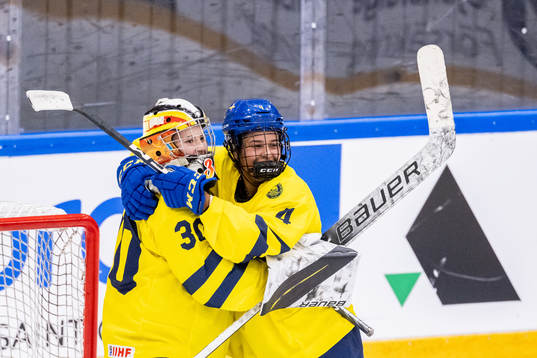 Goaltender Felicia Frank and Olivia Sohrner of Sweden