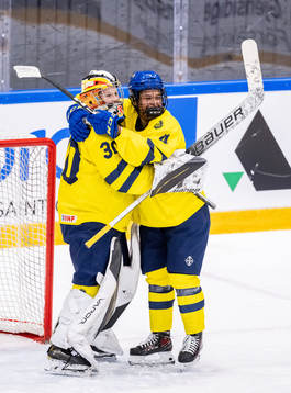 Goaltender Felicia Frank and Olivia Sohrner of Sweden