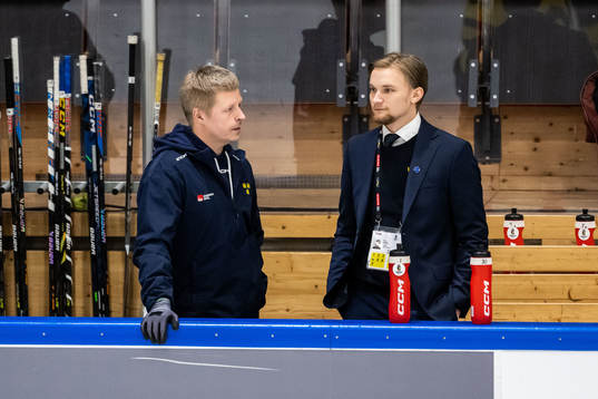 Equipment manager Jim Vennberg and video analyst Erik Ladhe