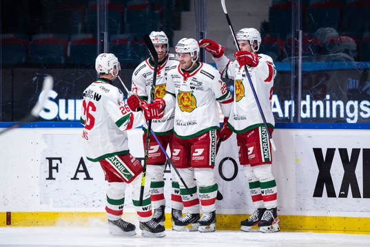 Moras Johan Persson jublar med lagkamrater
