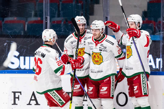 Moras Johan Persson jublar med lagkamrater