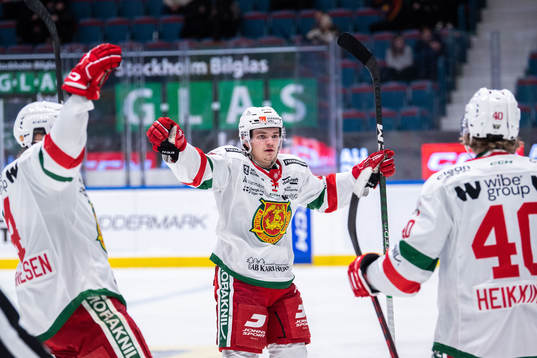 Moras Johannes Johannesen jublar med Johannes Johannesen