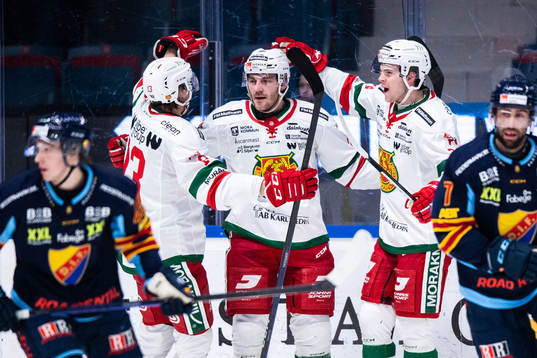 Moras Johan Persson jublar med lagkamrater