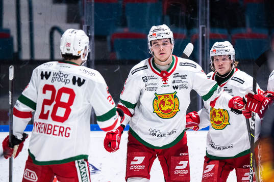 Moras Axel Sundberg jublar med lagkamrater