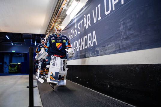 Djurgårdens målvakt Carl Lindbom innan uppvärmningen