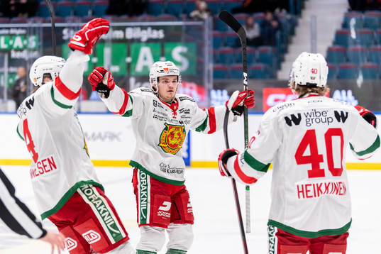 Moras Anton Heikkinen jublar med Johannes Johannesen och