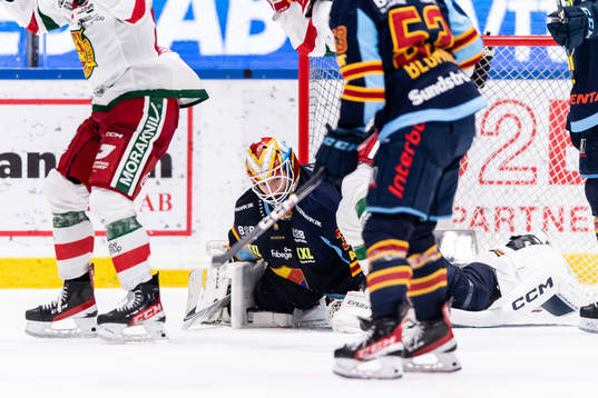 Djurgårdens målvakt Carl Lindbom deppar