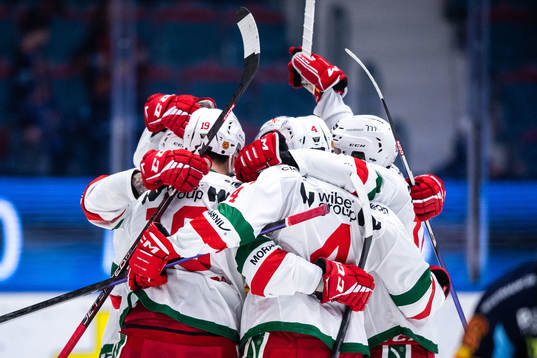 Moras Axel Sundberg jublar med lagkamrater