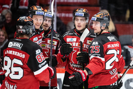 Örebros Leo Carlsson jublar med Rodrigo Abols och Mathias