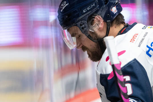 Linköpings Craig Schira har ont och leds av isen