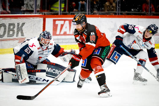 Örebros Rihards Marenis och Linköpings målvakt Marcus