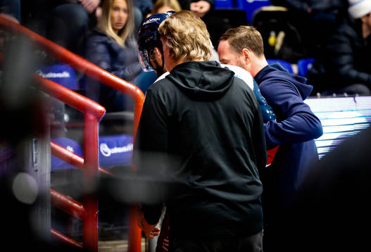Linköpings Craig Schira lämnar matchen skadad
