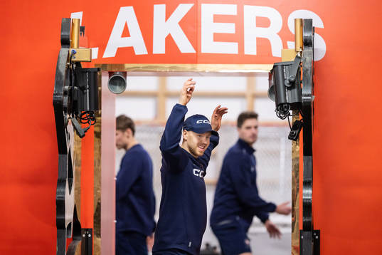 Växjös Kalle Kossila värmer upp före ishockeymatchen i