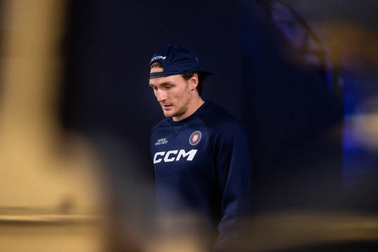 Växjös Keegan Lowe värmer upp före ishockeymatchen i