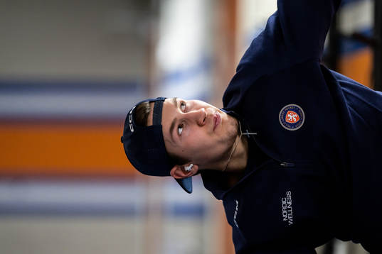 Växjös Filip Nordberg värmer upp före ishockeymatchen i