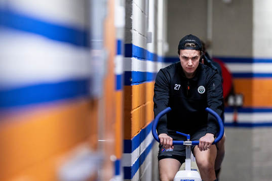Frölundas Jere Innala värmer upp före ishockeymatchen i