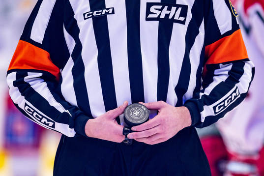 Domare håller matchpuck