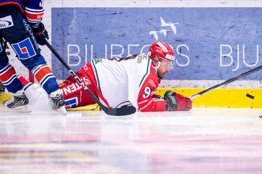 Frölundas Jan Mursak faller